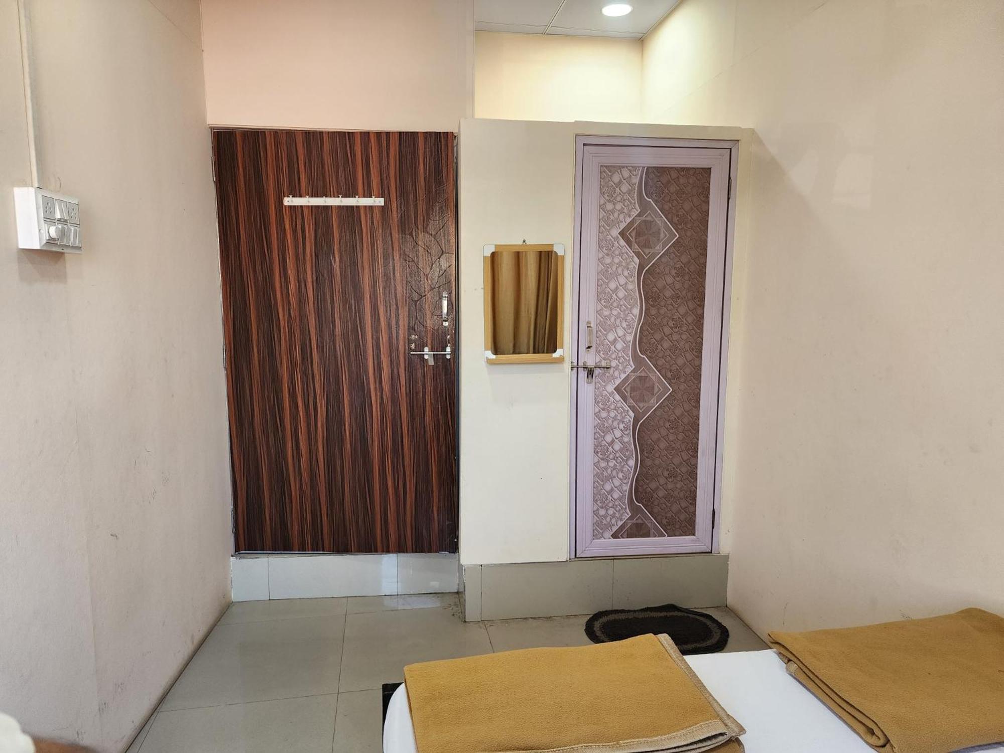 Hotel Diamond Ac Dormitory And Guest House 苏拉特 外观 照片